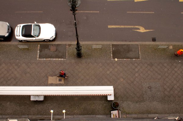 Stop-trottoir pied métal clic-clac : le choix gagnant pour l'extérieur